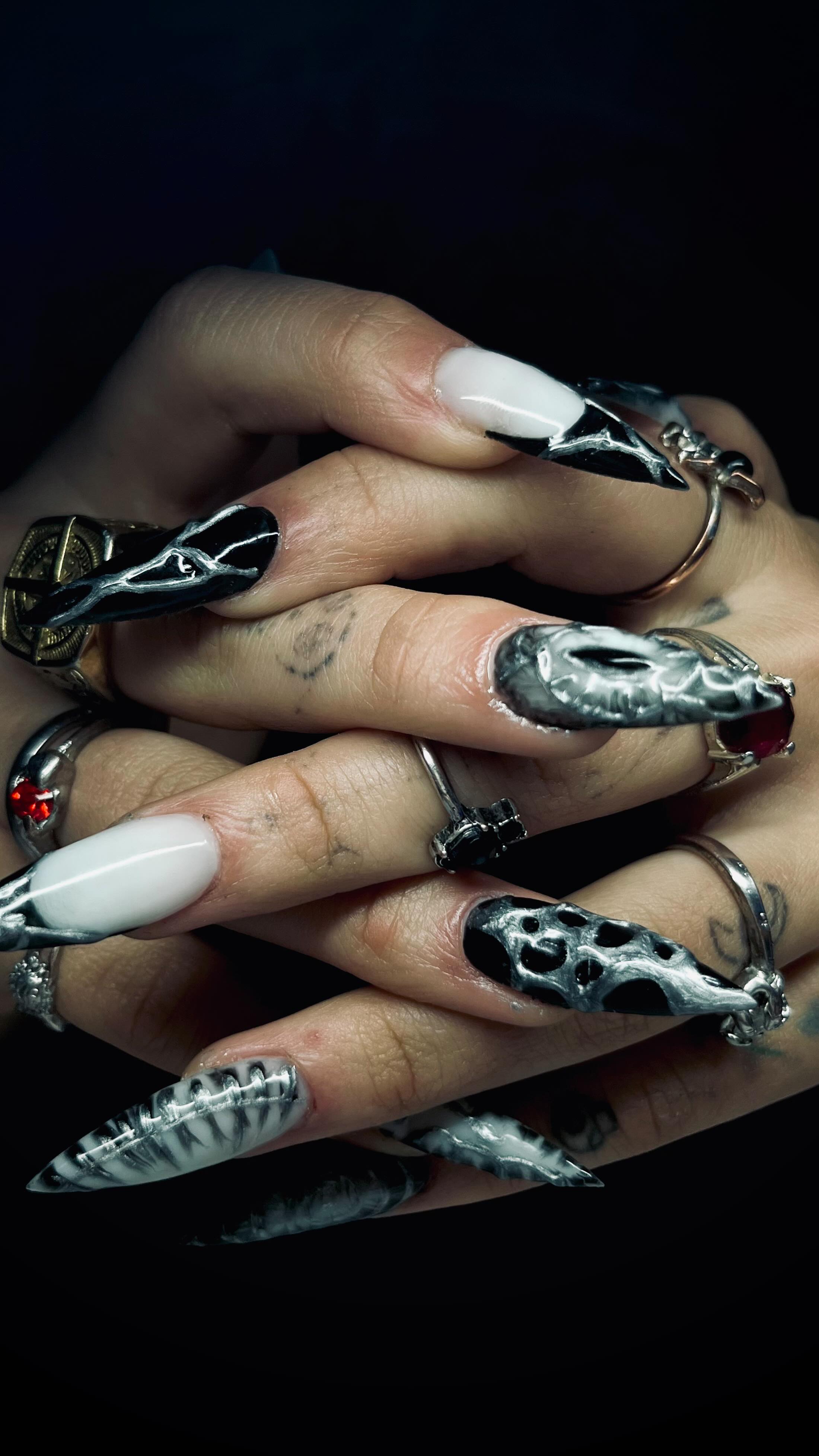 Design de unhas escuro e afiado