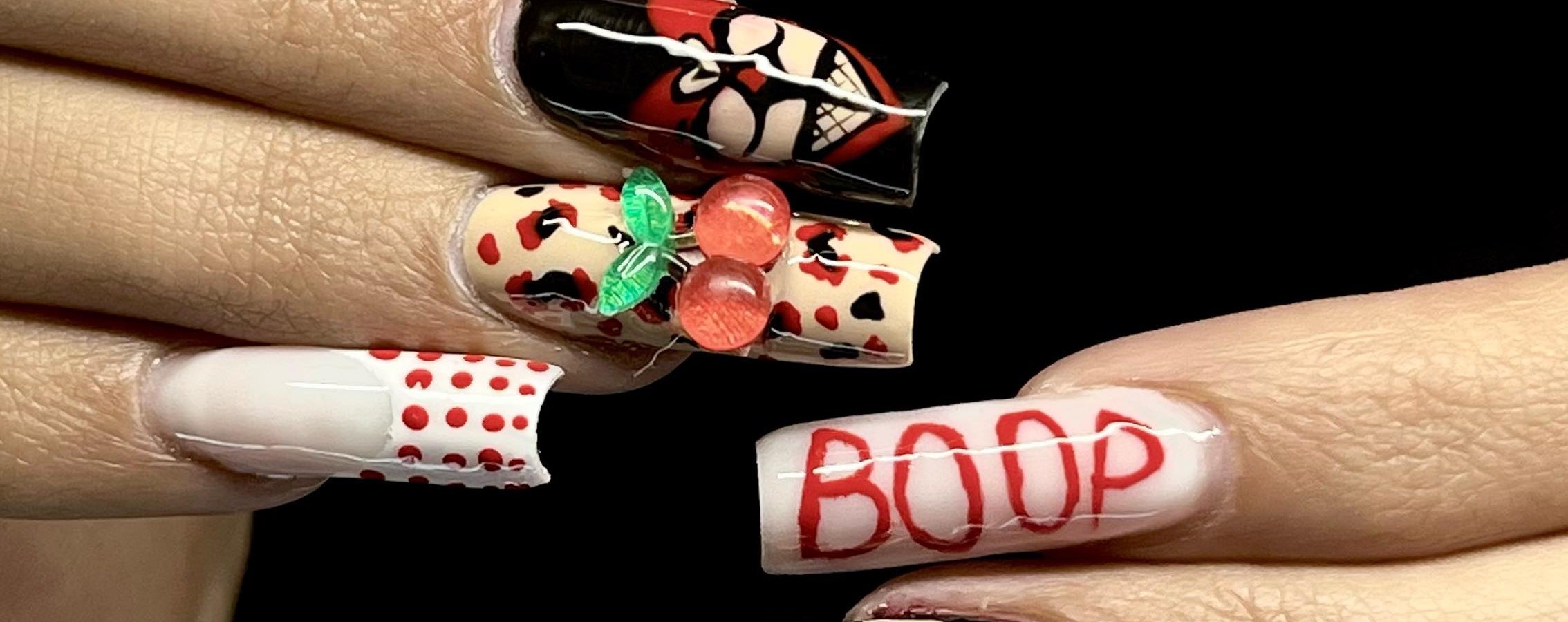 Unhas stiletto trabalhadas